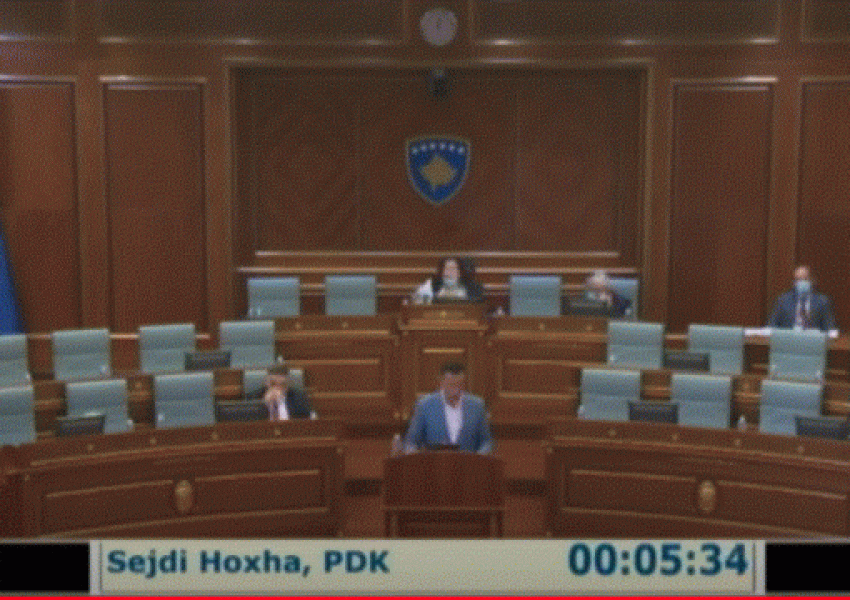 Deputeti i PDK-së thotë se në disa shkolla punëtorët teknik e bëjnë dezinfektimin e objektit vetëm me ujë