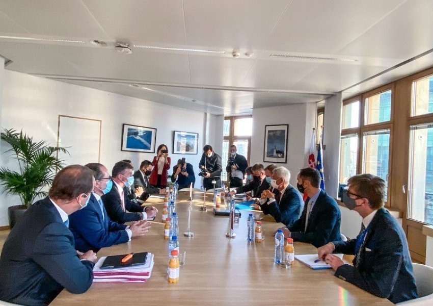 Lajçak takon ministrat e C-5-tës, flet për dialogun Kosovë-Serbi