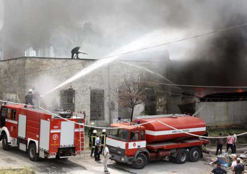 Zjarr i madh në një punishte në Gjirokastër, shumë afër pikës së karburantit