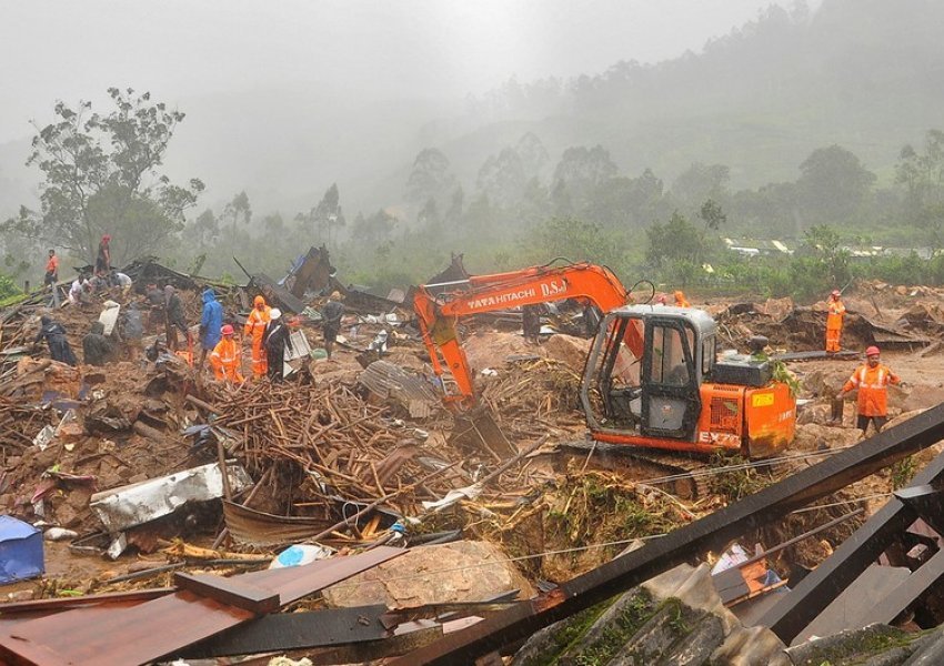 Rrëshqitjet e dherave shkaktojnë dhjetra viktima në Indonezi