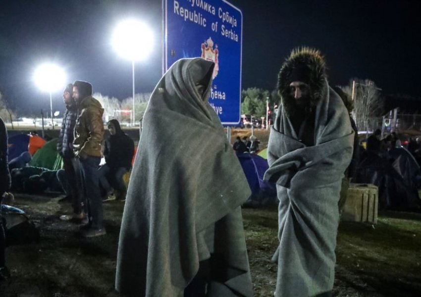 Në pritje për të hyrë në BE/ Migrantët vendosin tenda në Serbi  