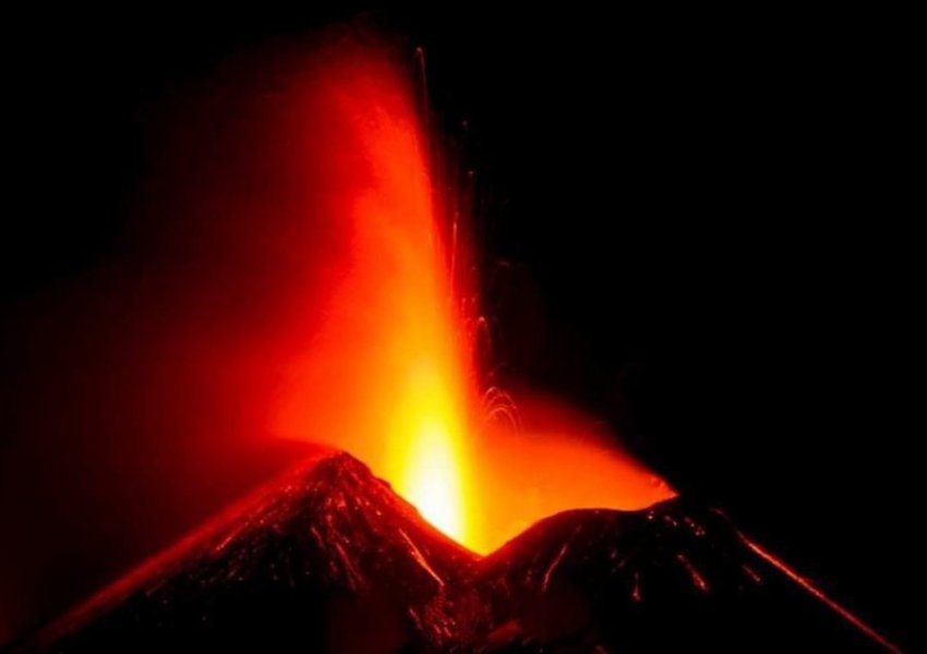 Etna, shpërthim i ri gjatë natës: burim lave dhe hiri nga krateri jug-lindje