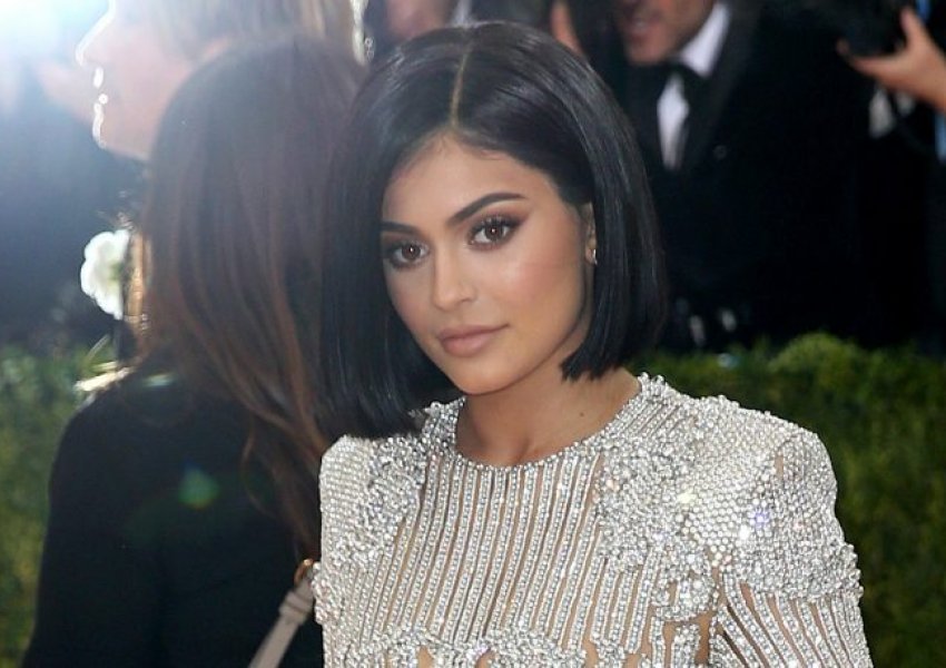 Kylie Jenner dhuron një milion dollarë për fëmijët që vuajnë nga kanceri