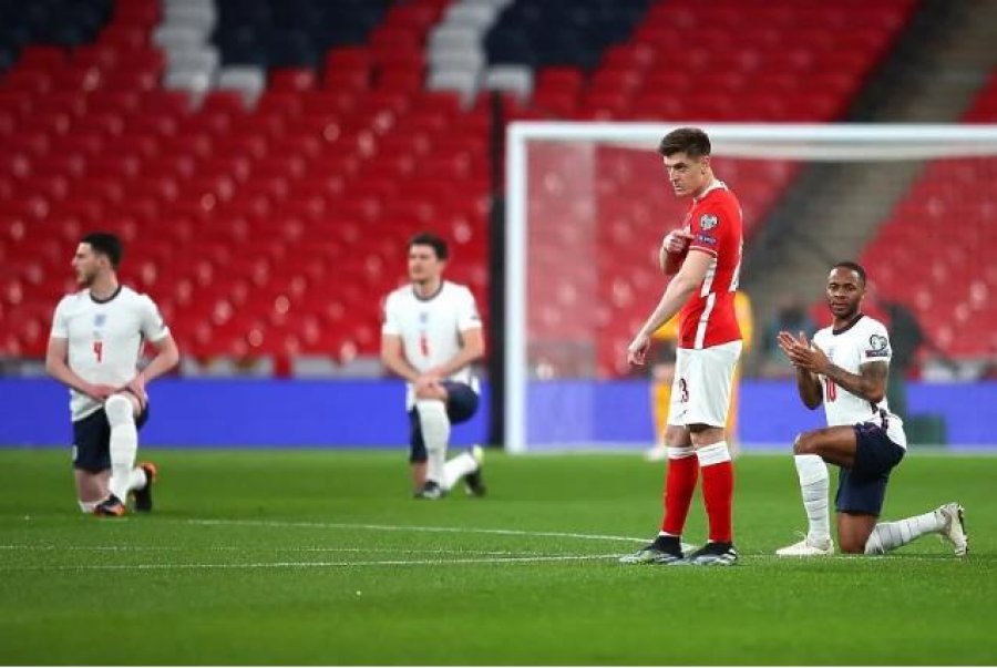 Futbollistët polakë nuk pranuan të gjunjëzohen para ndeshjes me Anglinë, ja veprimi që bënë