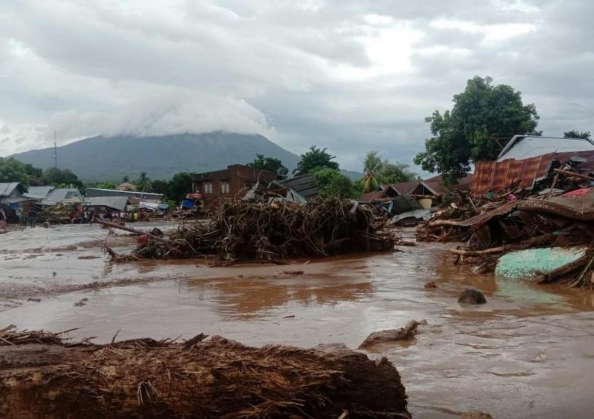 Cikloni tropikal shkakton 76 të vdekur në Indonezi dhe Timorin Lindor