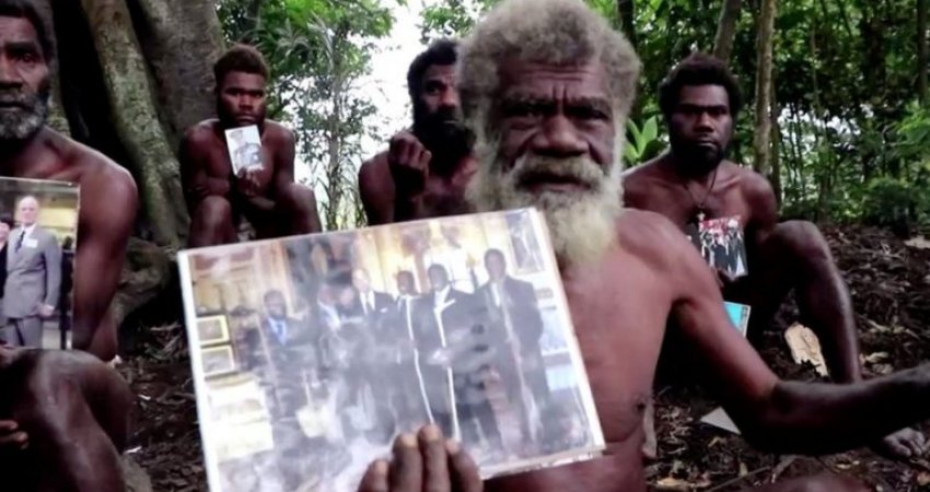 Fiset Vanuatu mbajnë zi për vdekjen e ‘Zotit’ të tyre, Princit Philip