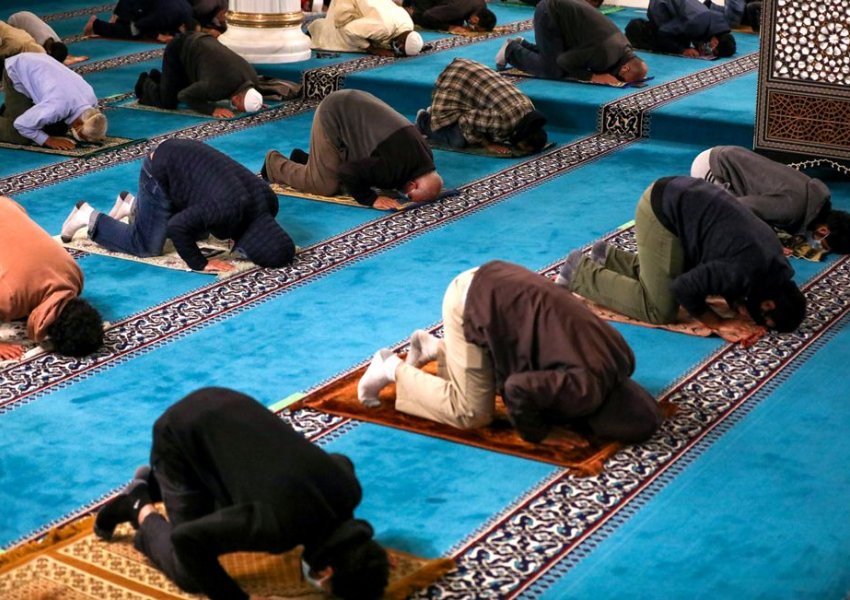 FOTO/ Dezinfektues dhe në namaz të ndarë, sërish në një Ramazan ndryshe