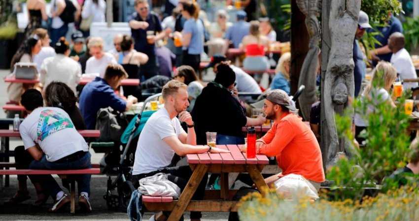 Pasi u liruan masat, rezervimet në restorantet në Angli rriten për 97 për qind