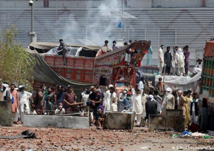 Pakistan/ Merren peng shtatë oficerë policie