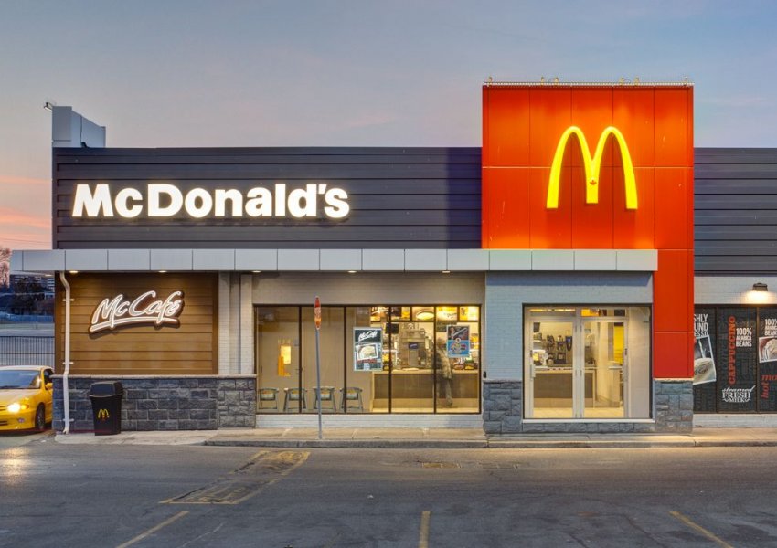 McDonald’s po mbyll qindra restorante të saj në Walmart