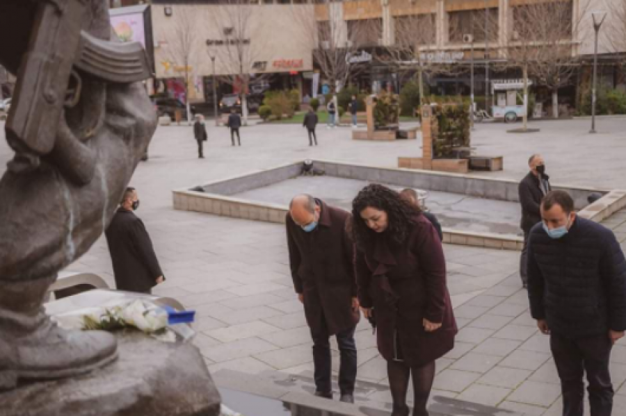 Osmani e Kurti vendosin kurora lulesh te shtatorja e heroit Zahir Pajaziti