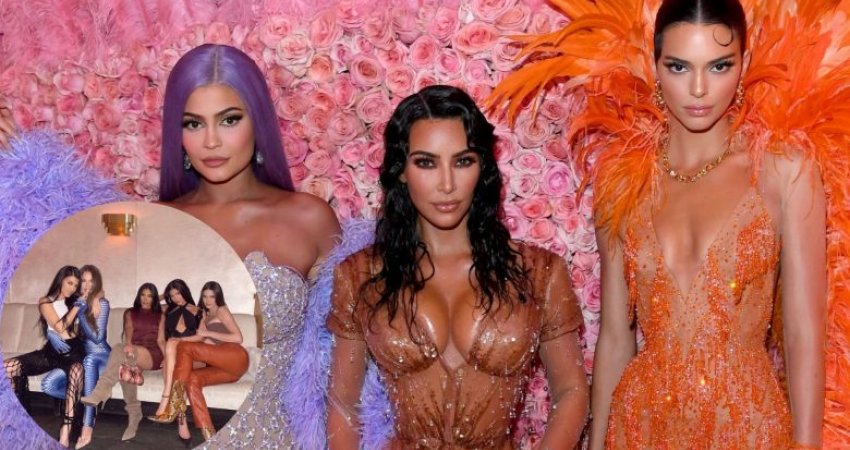 Motrat Kardashian me stil identik në fotografinë e tyre të fundit familjare