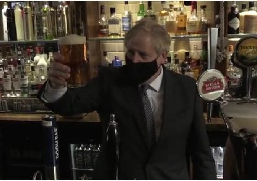 VIDEO/ Boris Johnson shijon lehtësimin e masave, i rehatuar në lokal dhe duke pirë birrë