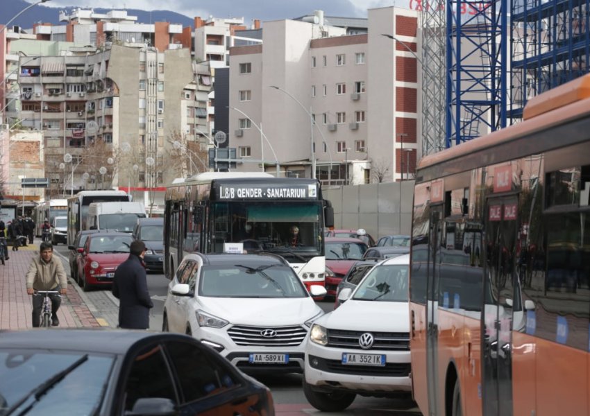 Aksident në qendër të Tiranës, autobusi përplaset me një makinë