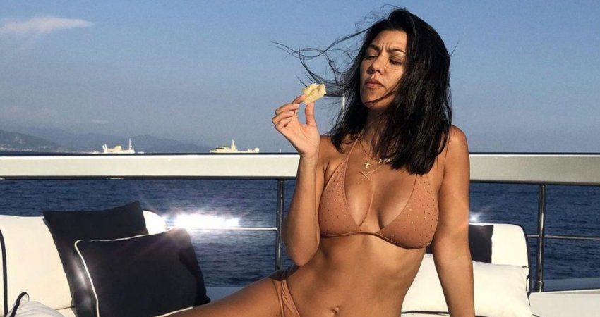 Kourtney Kardashian pozon në bikini teksa shijon ushqim mbi varkë
