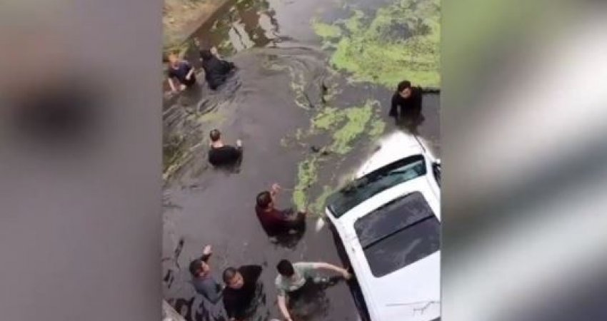 Vetura përfundon në lum, e jashtëzakonshme si arrihet të shpëtohen personat që ishin brenda saj 