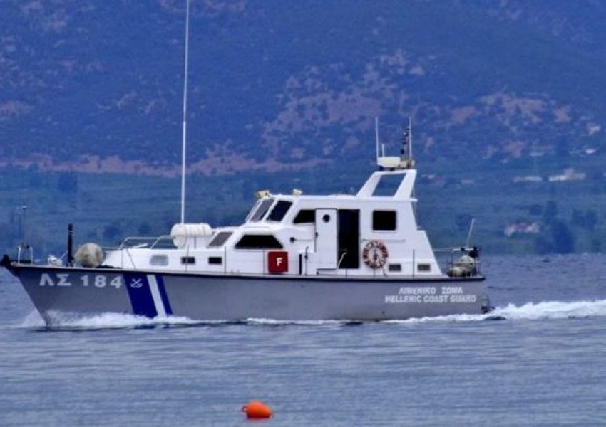 Greqi/ Fundoset varka me 17 pasagjerë, ekipet e shpëtimit në alarm