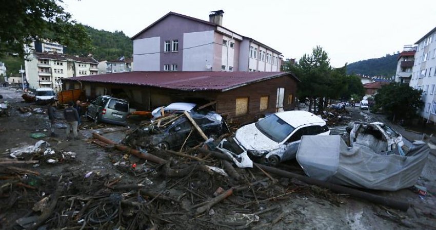 17 viktima deri tani pas përmbytjeve dhe rrëshqitjes së dheut në Turqi