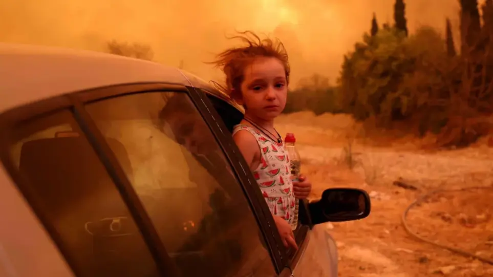 Zjarret në Evia/ Fotoreporteri grek tregon se çfarë nuk dihet mbi këtë foto virale  