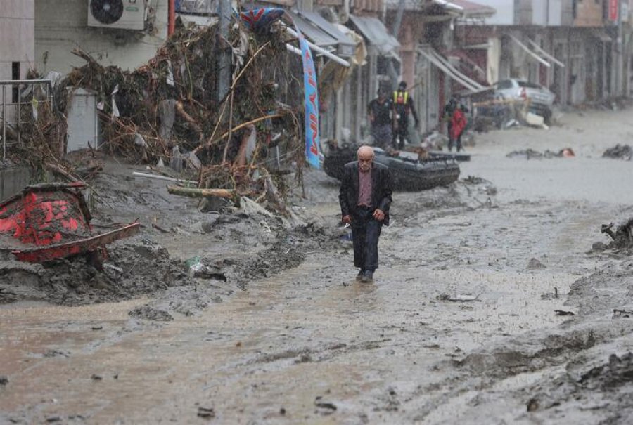 VIDEO tronditëse: Pas zjarreve, përmbytje të mëdha në Turqi, 27 të vdekur