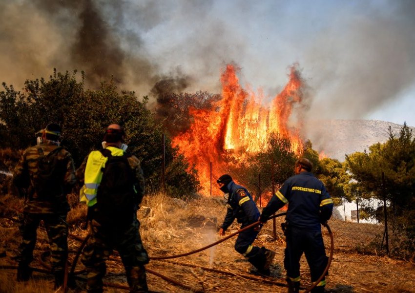 Zjarrfikësit në Greqi shuajnë zjarrin e madh jashtë Athinës