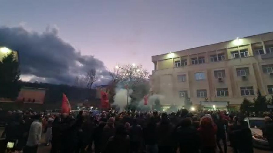 VIDEO/ Fishekzjarre, këngë dhe flamuj kuq e zi, ja si u prit Sali Berisha në vendlindje