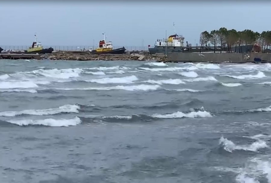 Mot i keq në Vlorë: Ndalohet lundrimi i mjeteve të vogla, trageti nga Italia pritet me 7 orë vonesë