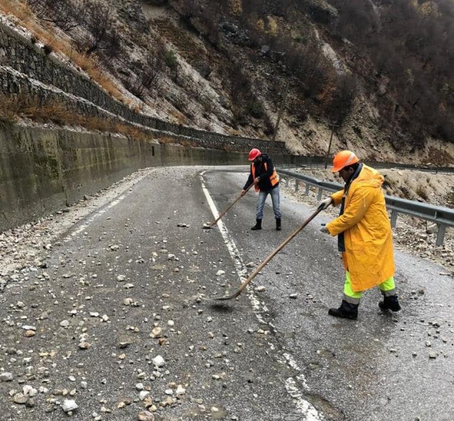 Lagështi në rrugë, ARRSH u bën thirrje shoferëve për kujdes