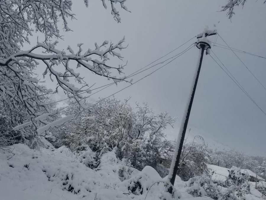 FOTO/ Panariti i Korçës izolohet nga dëbora, prej një jave edhe pa energji elektrike