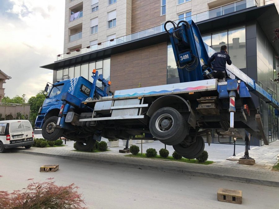 FOTO/ E çuditshme, në Prishtinë gjërat kanë filluar të rrinë në ajër!