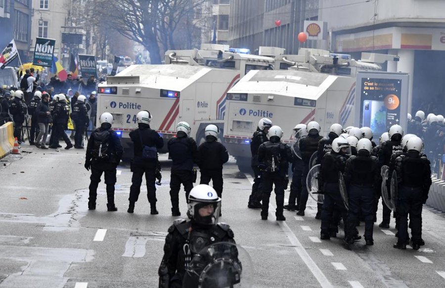 Selia e BE, Policia belge shpërndan me ujë dhe gaz lotsjellës protestuesit për COVID-19