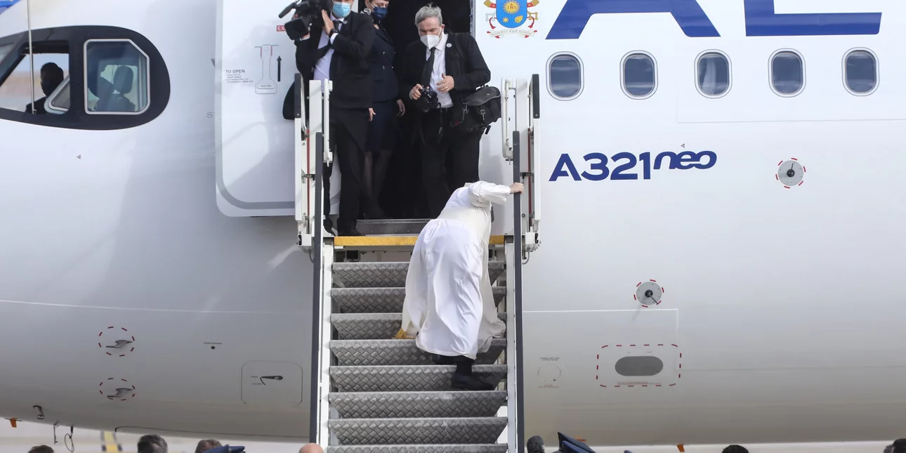 VIDEO/ Papa Françesku pengohet dhe rrëzohet teksa ngjitet në avion