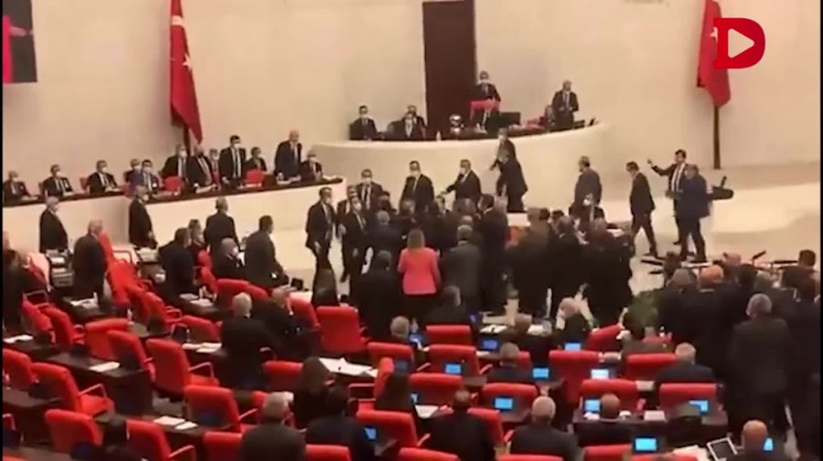 VIDEO/ Grushte e shkelma në parlament