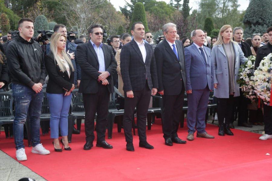 FOTO REPORTAZH/ Sali Berisha mes studentëve të Dhjetorit ’90 dhe 2021