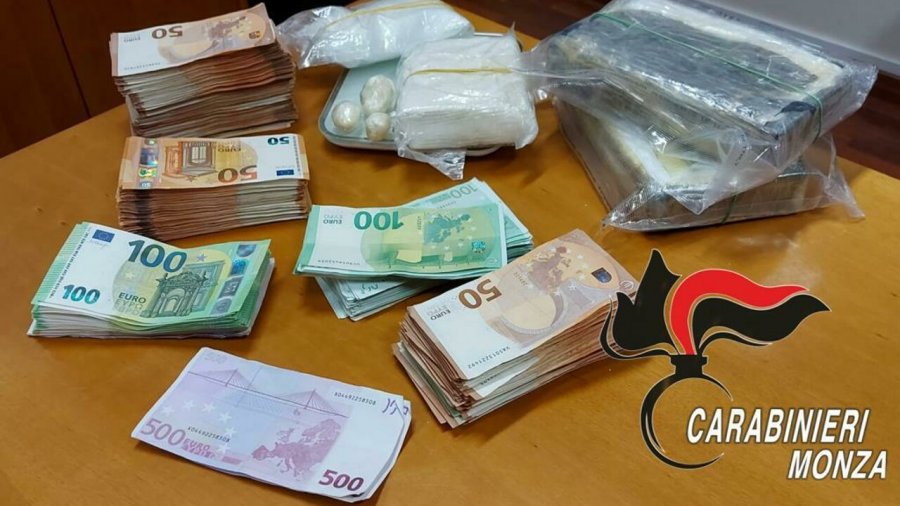 Vend sekret në makinë për kokainë dhe 70 mijë euro: arrestohen 2 vëllezër shqiptarë në Itali