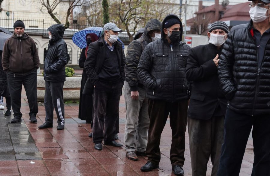 Gjendja ekonomike përkeqësohet/ Në Stamboll shihen radhë të gjata për bukë