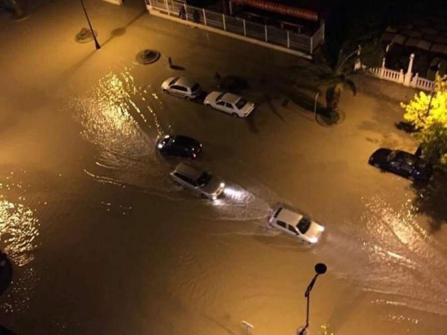 Reshje të shumta shiu/ Uji ‘pushton’ rrugët e Vlorës