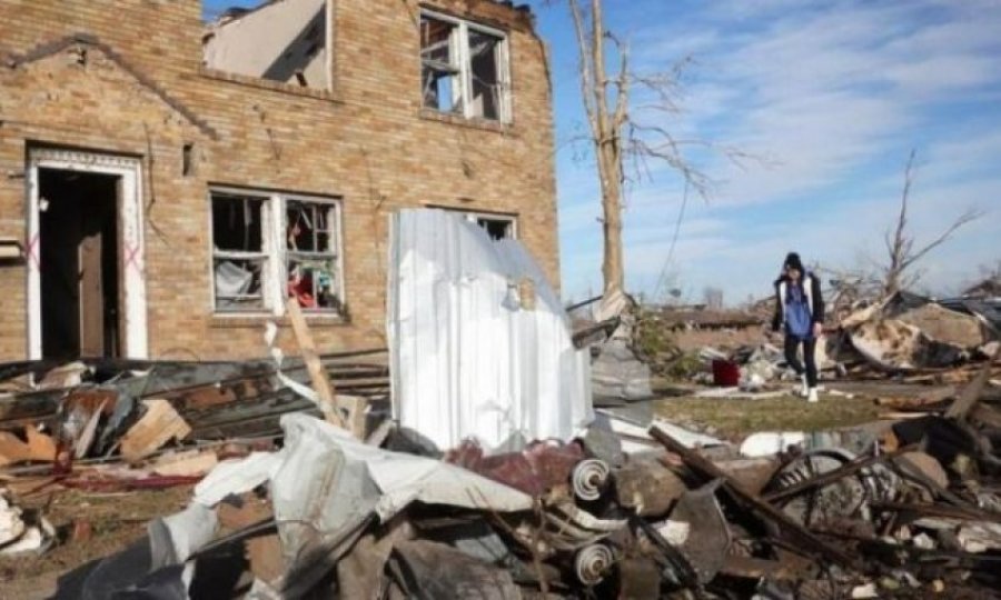 VIDEO/ Ndodh mrekullia, mes rrënojave të tornados, gjenden dy fëmijë të gjallë në vaskë