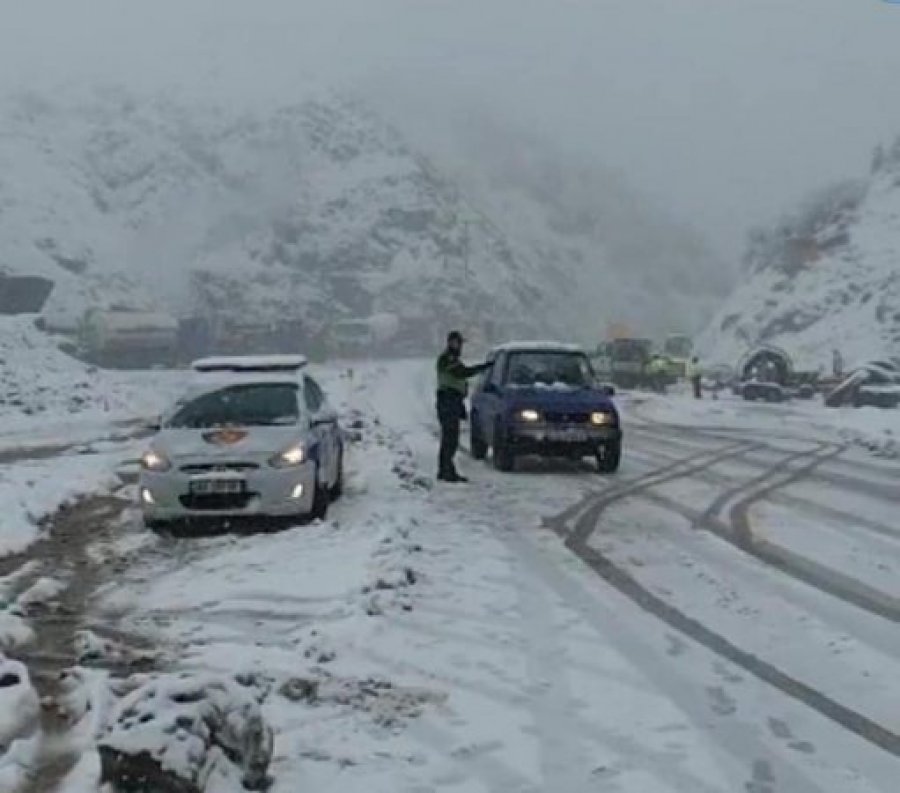 Rreshjet e dëborës bllokojnë fshatrat e Skraparit