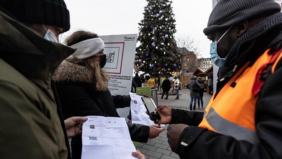 Franca hap 400 hetime për pasaporta falso COVID, pas vdekjes së pacientes që mashtroi