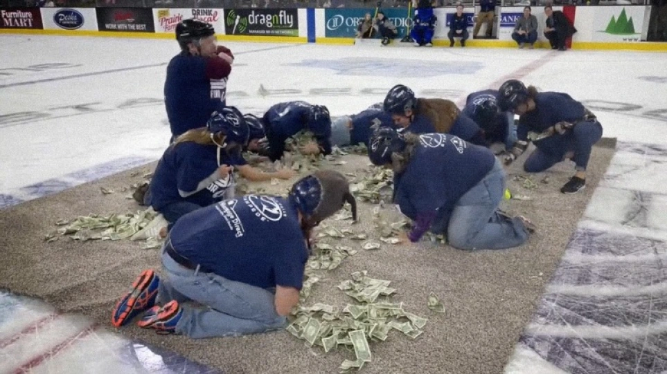 VIDEO/ Ekipi i hokejit dhe banka iu kërkojnë ndjesë mësuesve për 'gjunjëzimin'