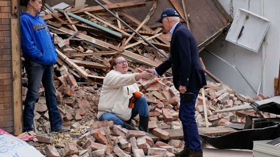 Biden viziton Kentakin dhe premton 'çfarëdo që të duhet' për viktimat e tornados