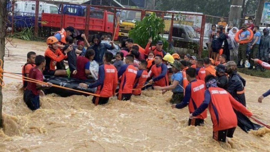 Tajfuni Rai krijon situatë kaotike në bregun lindor të Filipineve, evakuohen 10 mijë persona