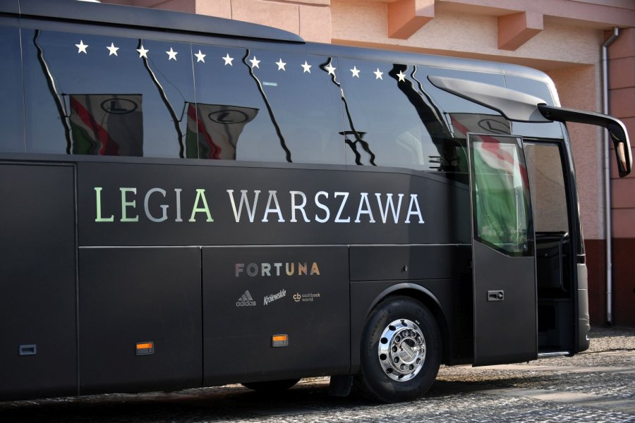 Situatë e vështirë për Ernest Muçin te Legia, tifozët sulmojnë autobusin  