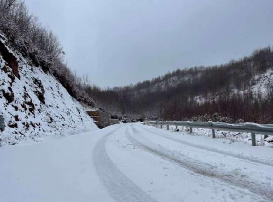 Reshjet e dëborës/ Probleme në rrugën Shtyllë-Panarit, bllokohen automjetet