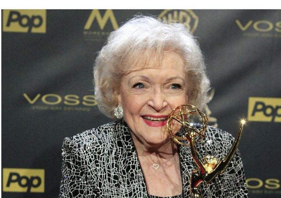 Legjenda Betty White së shpejti do të mbushë 100 vjeç, ajo do të publikojë një film për jetën e saj