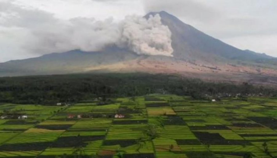 ‘Zgjohet’ vullkani Semeru në Indonezi, banorët paralajmërohen të qëndrojnë larg