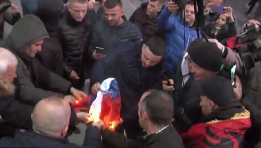 VIDEO/ Protestuesit djegin flamurin serb