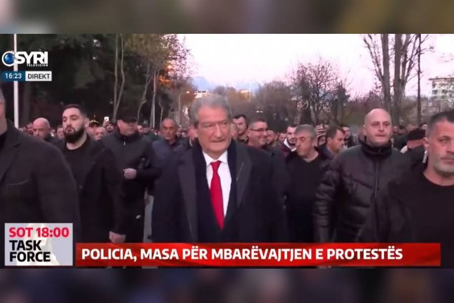 VIDEO/ Berisha i bashkohet protestuesve, nis marshimi drejt Kryeministrisë