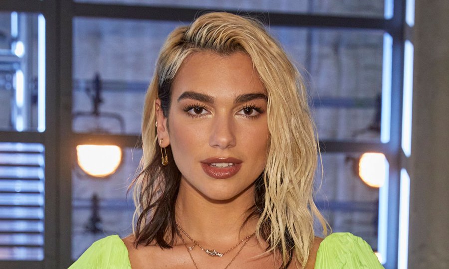 Dua Lipa thekson linjat trupore në të brendshme